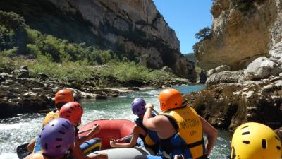 Group descending a river by raft in Lumbier